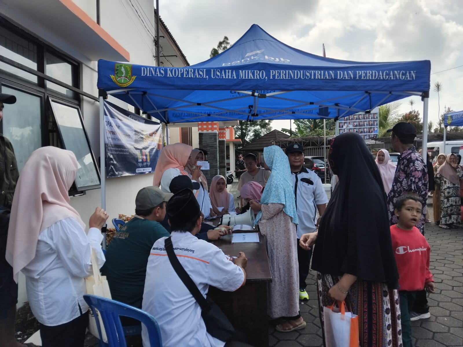 DISERBU WARGA: Sejumlah warga saat menyerbu pasat bersubsidi di Halaman Kantor Kecamatan Warudoyong, Kota Sukabumi, Rabu (3/4).(Foto :  BAMBANG/RADARSUKABUMI)