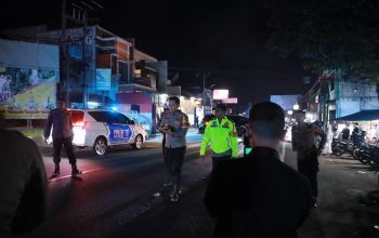 Kapolda Jabar Irjen Pol. Akhmad Wiyagus, turun langsung melakukan peninjauan ke Pos Pengamanan Polsek Cicurug, Minggu (7/4) malam.