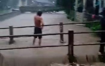 Akibat meluapnya sungai Cicatih dan Kali Cibeubeur, dua desa di Kecamatan Cicurug diterjang bencana banjir, Rabu (03/04/2024)