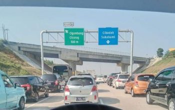 MENGANTRE : Kondisi kendaraan dari arah Jakarta pada saat mengantre masuk Tol Bocimi Seksi II Cigombong-Cibadak pada saat dibukan secara Fungsional pada awal tahun lalu. (foto :Dok Radar Sukabumi)