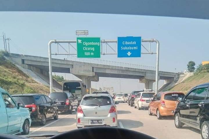 MENGANTRE : Kondisi kendaraan dari arah Jakarta pada saat mengantre masuk Tol Bocimi Seksi II Cigombong-Cibadak pada saat dibukan secara Fungsional pada awal tahun lalu. (foto :Dok Radar Sukabumi)