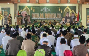 Ketua Tanfidziyah Pengurus Cabang Nahdlatul Ulama (PCNU) Kabupaten Sukabumi, KH E Supriatna Mubarok saat memberikan sambutan di kegiatan halal bihalal dan silaturahim dengan segenap pengurus majelis wakil cabang dan ranting, Sabtu (20/4/2024).