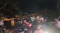 POHON TUMBANG: Kondisi dahan pohon tumbang di Jalan Palabuhan II tepatnya Pasar Panggleseran, Desa Sirnaresmi, Kecamatan Gunungguruh, Kabupaten Sukabumi, Rabu (24/4).(Foto : BAMBANG/RADARSUKABUMI)