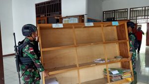 Satgas Yonif 310 Sukabumi Gotong Royong Bersihkan Puskesmas di Perbatasan Papua