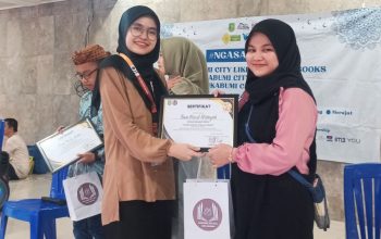 SUKSES : Ilma Nurul Hidayah mahasiswa prodi Sistem Informasi Universitas Nusa Putra saat menerima penghargaan sebagai pemenang terpilih Campaign Competition Duta Baca Kota Sukabumi yang diselenggarakan Duta baca kota Sukabumi dalam rangka memperingati ulang tahun ke-4 Paguyuban Duta Baca kota Sukabumi sekaligus Memperingati Hari Jadi Kota Sukabumi ke-110 Tahun.