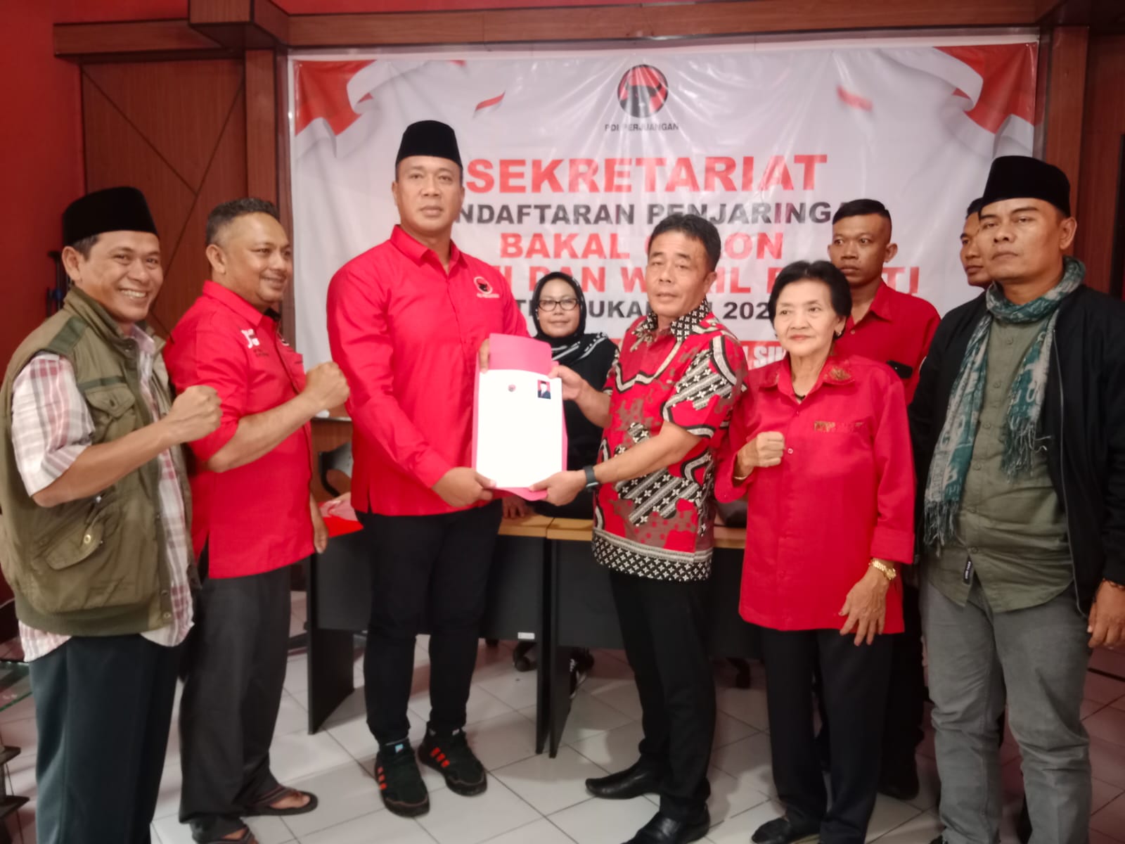 Bakal calon (Balon) Bupati dan Wakil Bupati Sukabumi, Sirojudin saat mendaftarakan diri ke kantor DPC Partai Demokrasi Indonesia (PDI) Perjuangan, Jalan Raya Selakopi, Desa Lembur Sawah, Kecamatan Cicantayan, Kabupaten Sukabumi, Sabtu (20/04).
