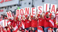 Suporter Indonesia memberi dukungan saat pertandingan Timnas U-23 Indonesia melawan Timnas U-23 Korea Selatan pada babak perempat final Piala Asia U-23 2024 di Stadion Abdullah bin Khalifa, Doha, Qatar, Jumat (26/4/2024) dini hari. 