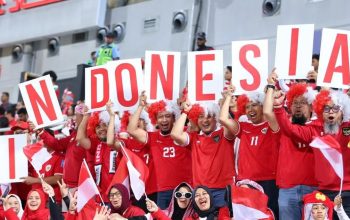 Suporter Indonesia memberi dukungan saat pertandingan Timnas U-23 Indonesia melawan Timnas U-23 Korea Selatan pada babak perempat final Piala Asia U-23 2024 di Stadion Abdullah bin Khalifa, Doha, Qatar, Jumat (26/4/2024) dini hari. 