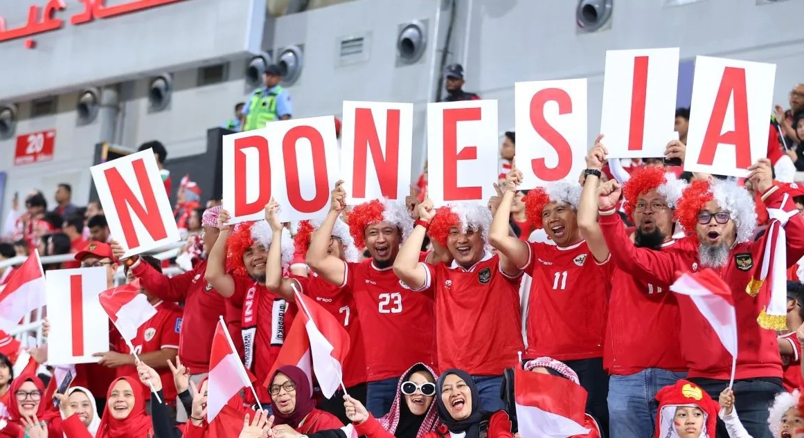 Suporter Indonesia memberi dukungan saat pertandingan Timnas U-23 Indonesia melawan Timnas U-23 Korea Selatan pada babak perempat final Piala Asia U-23 2024 di Stadion Abdullah bin Khalifa, Doha, Qatar, Jumat (26/4/2024) dini hari. 