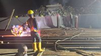 DIGEBER : Sejumlah pekerja saat melakukan pemasangan besi untuk perbaikan di lokasi longsor Tol Bocimi Seksi II, Km 64.600A, tepatnya di Kampung Sikup, Desa Purwasari, Kecamatan Cicurug, Kabupaten Sukabumi, pada Sabtu (06/04) malam.(foto : ist)