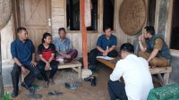 Tim gabungan dari TNI Kodim 0622 dan Phalamartha saat mengunjungi keluarga Empud warga kecamatan Surade.