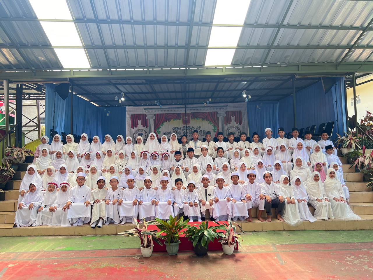 Sebanyak 35 siswa penghafal Al-Qur’an SDN Surya Kencana CBM, Kota Sukabumi, telah berhasil menyelesaikan hafalannya dan telah di wisuda. (FOTO : dok/radarsukabumi)