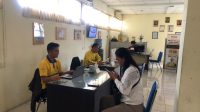 ANTRI : Sejumlah warga saat antri untuk membuat kartu kuning di kantor pelayanan Disnakertrans Kabupaten Sukabumi, belum lama ini.(FOTO : DENDI/RADAR SUKABUMI)