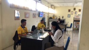 ANTRI : Sejumlah warga saat antri untuk membuat kartu kuning di kantor pelayanan Disnakertrans Kabupaten Sukabumi, belum lama ini.(FOTO : DENDI/RADAR SUKABUMI)