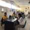ANTRI : Sejumlah warga saat antri untuk membuat kartu kuning di kantor pelayanan Disnakertrans Kabupaten Sukabumi, belum lama ini.(FOTO : DENDI/RADAR SUKABUMI)
