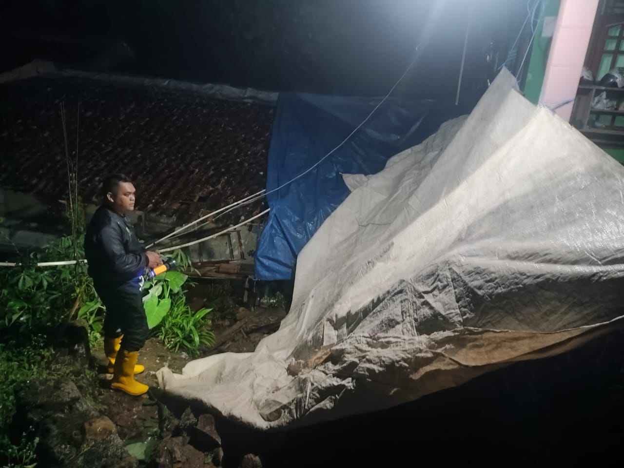 Personel gabungan saat cek lokasi TPT Longsor di kampung Pasirarangan RT 1, RW 06, Desa Pangkalan, Kecamatan Cikidang Kabupaten Sukabumi.