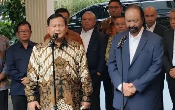Ketua Umum Partai Gerindra Prabowo Subianto (kiri) dan Ketua Umum Partai NasDem (Kanan) di rumah Kartanegara IV, Kebayoran Baru, Jakarta Selatan, Kamis (25/4/2024) (Walda Marison)