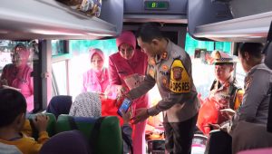 PELEPASAN: Polres Sukabumi Kota, memberangkatkan puluhan peserta mudik aman, mudik ceria dan penuh makna di halaman Mapolres Sukabumi Kota, Sabtu (6/4/2024).(FT: BAMBANG/RADARSUKABUMI)