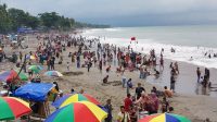PADAT : Situasi wisatawan ramai saat berada di pantai Karanghawu Cisolok. (FOTO : NANDI/ RADARSUKABUMI)