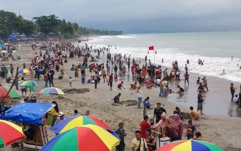 PADAT : Situasi wisatawan ramai saat berada di pantai Karanghawu Cisolok. (FOTO : NANDI/ RADARSUKABUMI)