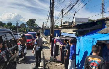 Angkot 09 Seruduk Toko Sukabumi