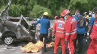 Evakuasi korban kecelakaan di KM 58 jalan Tol Jakarta-Cikampek. (Ali Khumaini)