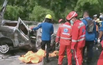 Evakuasi korban kecelakaan di KM 58 jalan Tol Jakarta-Cikampek. (Ali Khumaini)