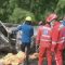 Evakuasi korban kecelakaan di KM 58 jalan Tol Jakarta-Cikampek. (Ali Khumaini)