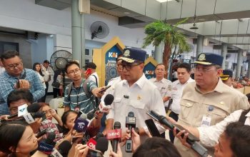 Menteri Perhubungan Budi Karya Sumadi menyampaikan keterangan pers usai mendampingi Presiden Joko Widodo meninjau arus mudik Lebaran di Stasiun Pasar Senen, Jakarta, Senin (8/4/2024). (Andi Firdaus)