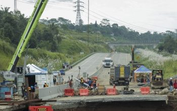 Pekerja mengoperasikan alat berat saat perbaikan ruas jalan tol Bocimi KM 64 yang amblas di Kabupaten Sukabumi, Jawa Barat, Senin (8/4/2024). (Henry Purba/ANTARA)