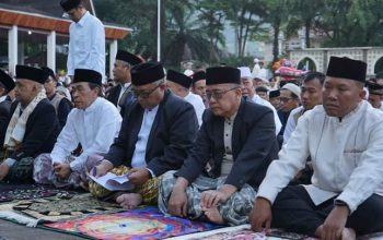 Bupati Sukabumi Marwan Hamami didampingi Wakil Bupati Iyos Somantri beserta unsur Forkopimda dan Masyarakat melaksanakan Salat Idul Fitri 1445 Hijrah, di Alun-alun Palabuhanratu, Rabu, 10 April 2024.(Foto : Pemkab Sukabumi)