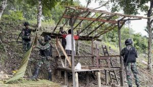Cara Satgas Yonif 310 Sukabumi Dicintai Rakyat, Bangun Kios di Pegunungan Papua