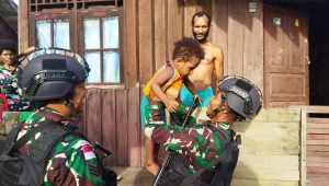Berkah Ramadan, Satgas Yonif 310 Sukabumi Bagikan Sembako Dan Pakaian