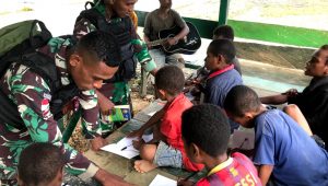 Cara Asik Satgas Yonif 310 Sukabumi Tumbuhkan Minat Belajar Anak Di Perbatasan Papua