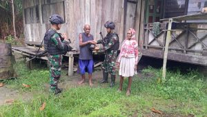 Berbagi Kenikmatan, Satgas Yonif 310 Sukabumi Keliling Kampung Bagikan Sembako di Di Hari Raya Idul Fitri