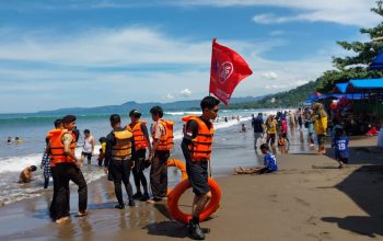 RAMAI : Situasi pengunjung dan tim pengawasan Basarnas dan gabungan saat melaksanakan pantauan wisatawan di pantai Citepus Istiqomah, Palabuhanratu Sukabumi.(FOTO : NANDI/ RADARSUKABUMI)