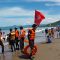 RAMAI : Situasi pengunjung dan tim pengawasan Basarnas dan gabungan saat melaksanakan pantauan wisatawan di pantai Citepus Istiqomah, Palabuhanratu Sukabumi.(FOTO : NANDI/ RADARSUKABUMI)