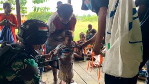 Jamin Kesehatan Ibu dan Anak, Satgas Yonif 310 Sukabumi Gelar Posyandu di Perbatasan Papua