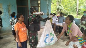 Satgas Yonif 310 Sukabumi Gandeng Puskesmas Web Gelar Posyandu di Perbatasan