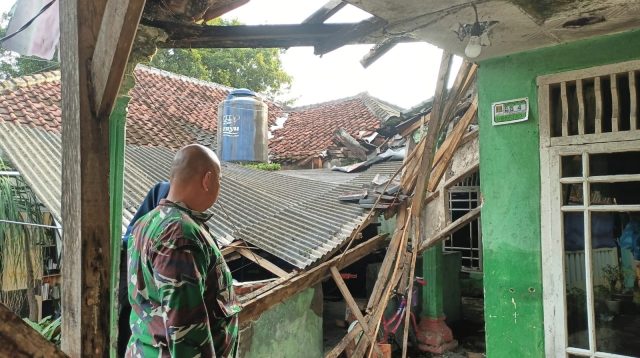 RUSAK PARAH : Kondisi tim gabungan saat melakukan pengecekan warga Desa Loji, Kecamatan Simpenan, Kabupaten Sukabumi yang ambruk. (FOTO : UNTUK RADARSUKABUMI)