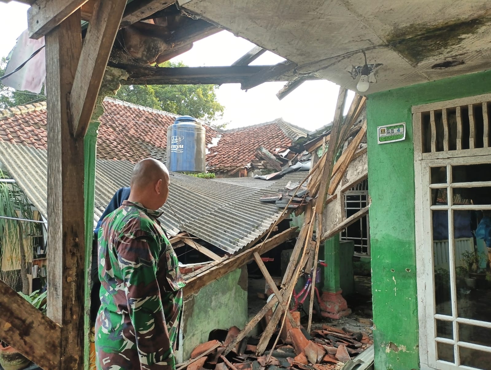 RUSAK PARAH : Kondisi tim gabungan saat melakukan pengecekan warga Desa Loji, Kecamatan Simpenan, Kabupaten Sukabumi yang ambruk. (FOTO : UNTUK RADARSUKABUMI)