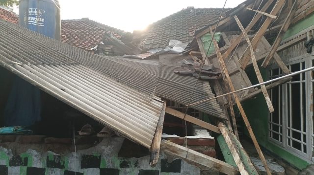 wilayah Kota dan Kabupaten Sukabumi, sejumlah rumah di 10 Daerah wilayah Jawa Barat (Jabar) mengalami kerusakan, akibat gempa Garut yang terjadi pada Sabtu malam (27/04/2024).