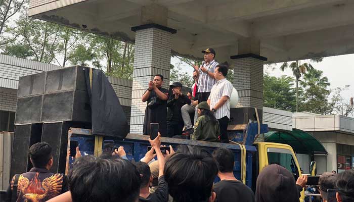Kepala Desa Bojongraharja, Henhen