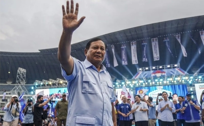 Prabowo Subianto menyapa relawan saat hadir mengikuti kampanye akbar di Stadion Gelora Bandung Lautan Api (GBLA), Bandung, Kamis, (8/2/2024).