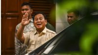 Capres nomor urut 2 Prabowo Subianto melambaikan tangan setibanya di kediaman Jalan Kartanegara, Jakarta Selatan, Senin (22/4/2024).