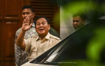 Capres nomor urut 2 Prabowo Subianto melambaikan tangan setibanya di kediaman Jalan Kartanegara, Jakarta Selatan, Senin (22/4/2024).