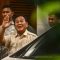 Capres nomor urut 2 Prabowo Subianto melambaikan tangan setibanya di kediaman Jalan Kartanegara, Jakarta Selatan, Senin (22/4/2024).