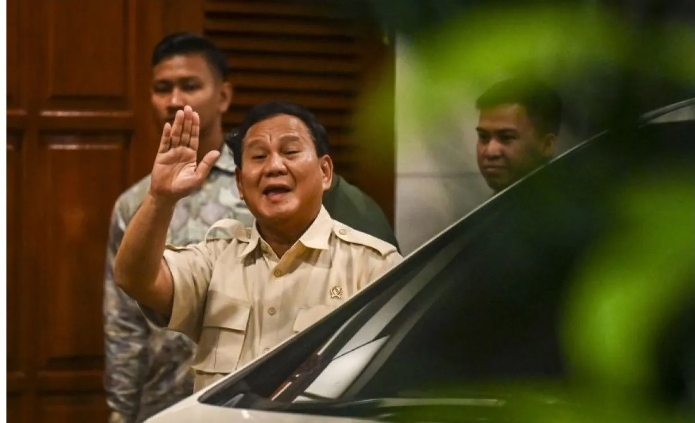 Capres nomor urut 2 Prabowo Subianto melambaikan tangan setibanya di kediaman Jalan Kartanegara, Jakarta Selatan, Senin (22/4/2024).