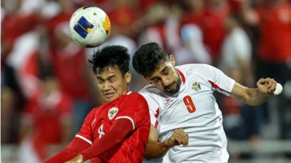 Bek Yordania #09 Amer Jamous dan gelandang Indonesia #08 Witan Sulaeman bersaing untuk mendapatkan sundulan pada pertandingan Grup A Piala Asia AFC U23