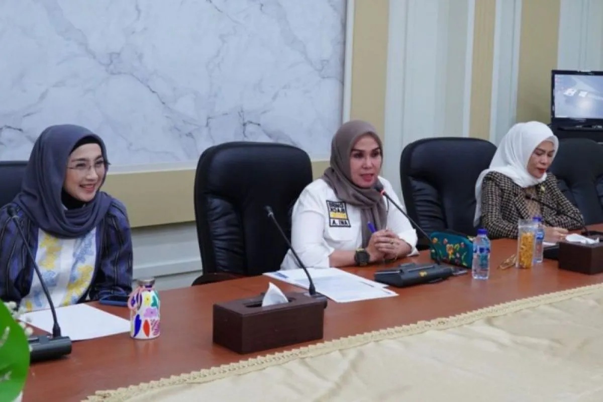 Anggota DPR RI Desi Ratnasari (kiri) bersama Ketua DPRD Sulsel Andi Ina Kartika Sari (tengah) didampingi Ketua KPP DPRD Sulsel Rismawati Kadir Nyampa (kanan) saat pertemuan dalam rangka penelitian program S3-nya di Kantor DPRD Provinsi Sulawesi Selatan, Selasa (23/4/2024).